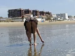 Sin porno caliente con bragas en la playa