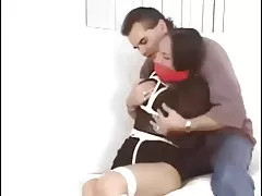 Chica sexy atado, amordazado y a tientas