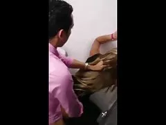 Pareja chicas follando por el ano amateur espiados follando en el baño del club!