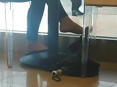 Shoeplay cándida colgando pies en cafetería