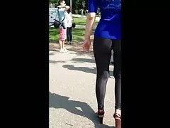 Mi puta pidiendo atención al público en su legging apretado