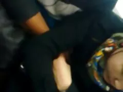 Hombre tocando bubis de mujer en tren 1