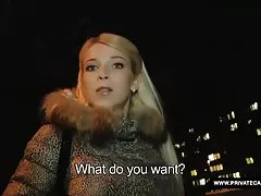 Checa sexy karol ansía el martillo y el efectivo