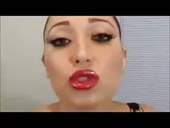 Lápiz labial en el sofá. Joi