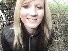 Putasxx rubia actúa como un diabólico en el parque