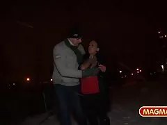 Trío porno de película del magma follando en público en Berlín