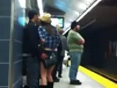 Super tetas en el anden del metro
