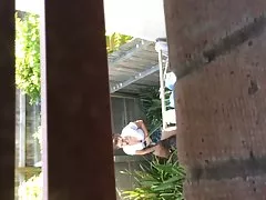 Seso anal fue sorprendido jugando afuera