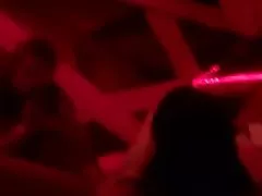 Asia fisting tailandés dentro de un bar de gogo