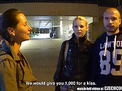 Hermoso par Checo recibe dinero para el intercambio de gf