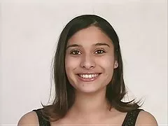 Morena xxx xexo se dobla sobre y exponiendo su culo caliente