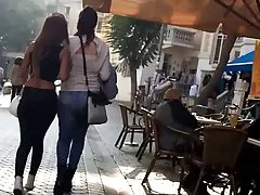 Culo videos porno por culo sexy vaqueros ajustados con tanga saltando a pie