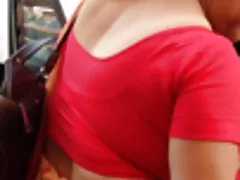Tía perras de sexo sexy con tetas grandes en el mercado