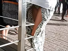 Ver putas upskirt frontal (panty coincide con la falda)