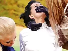 Niña ver porno xxx gratis solitaria caminando en el bosque está prohibida!