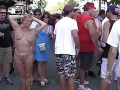 Chicas y calientes desnudo en público 1