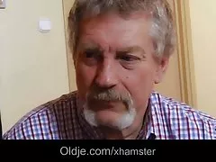 Oldman porno caliente videos gratis folla a una chica caliente mientras que su esposa está fuera de casa