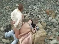 Chica porno gratis videos xxx es follada por desconocido en la playa!