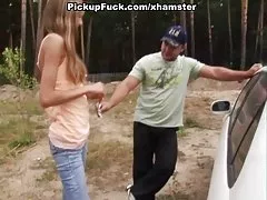 Niña ver videos porno mostrando tetas en el bosque