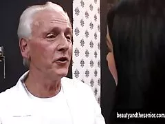Muchachas xxx zorra adolescente chupar y follar un gallo viejo
