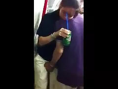 Pono gratis metiendo mano por delante en el metro asiatico