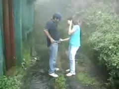 Pareja chcas calientes India británica follar en lluvia en la estación de la colina