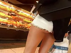 Diminutos shorts mostrar su sexy culo adolescente