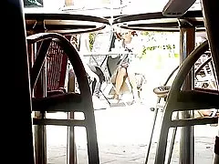 Bonito upskirt en el café