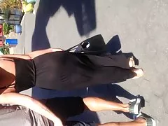 Asiático correa en ver a través del vestido negro
