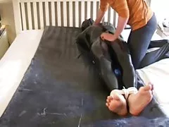 Videos viejas putas atado chico de pvc hecha a en su catsuit
