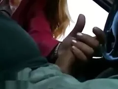 Masturbación chicas putas xxx con la mano a través de la ventana del coche