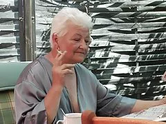 Abuela nenas por el culo fumando y digitación su coño viejo