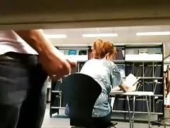 Un videos culonas xxx exhibicionista hombre masturba y arroja a chorros en público.
