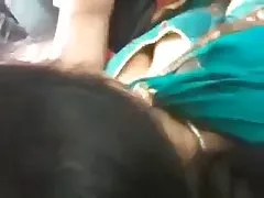 Escote xxx de las mejores putas de milf India en un autobús