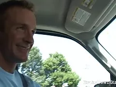 Chica videos calientes amateur agrada a un chico después de que su coche se rompió