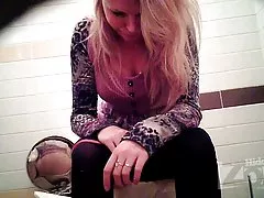 Cámara videos porno gratis anal oculta en la vista de baño de las mujeres a los dos lados.