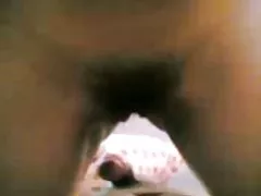 Chica japonesa arroja a chorros
