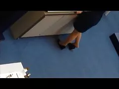 Chica cosmética en pies de nylon shoeplay