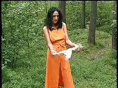 Meando anal petardas en el bosque