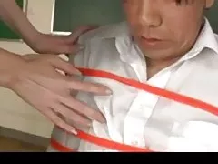Profesor dominante y sus 2 esclavos