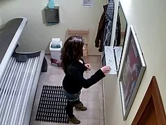 Chica cojida por el culo joven oculto está tocando su coño en solarium