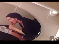 Ella por xxx chupa en el baño del mc do