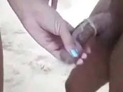 Wifey muy putas y zorras divertirse con tipo dos negros en la playa.
