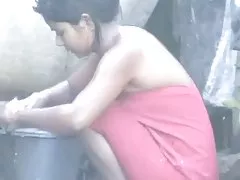 Wow... www culos grandes impresionante desi belleza de pueblo bañarse fuera de