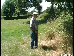 Sodomía muy zorras videos xxx gratis en el jardín con el abuelo