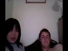 Calientes chicas linda chica recibe un facial de novio blanco