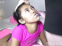 Stickyasian18 videos sexuales candentes cerezo toma gallo pegajosa en su boca bonita