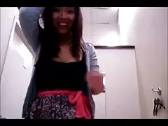 Travieso hmong en el vestuario