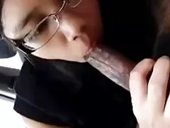 Teen asiática con gafas en un coche da bj como un profesional
