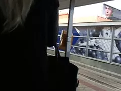 Cum detrás de las niñas en público 07